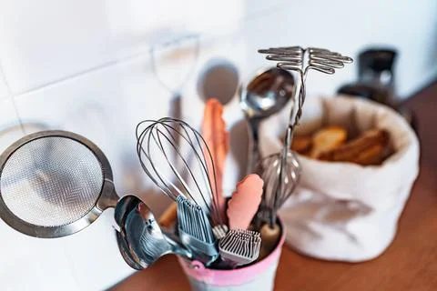 Kitchen utensils or cooking tools in iron decorative bucket, on kitchen woo.. 库存照片