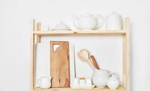 Kitchen utensils, tools, chef accessories and dishware on wooden shelf. Kitch Foto stock