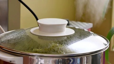 In a kitchen, vegetables are steamed. 스톡 동영상 94958643