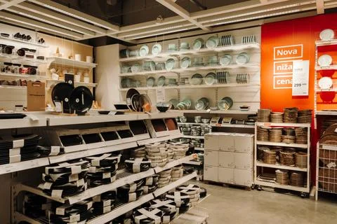 Kitchenware and dining products displayed inside IKEA store in Belgrade Stockfoto's