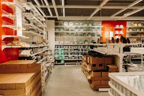 Kitchenware and dining products displayed inside IKEA store in Belgrade Stockfoto's