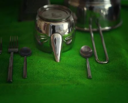 Kitchenware drying on the green towel Stockfoto's