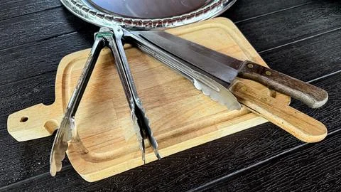 Kitchenware set featuring a wooden cutting board. Stockfoto's