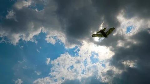 Kite in the form of an airplane flying in thunder clouds to sunlight Vídeo Stock 113273853