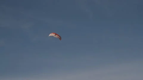 Kite soaring in the blue sky Vídeo Stock 62984633