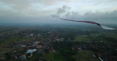 Kite soaring in the evening sky, among clouds at sunset Vidéo 274523476