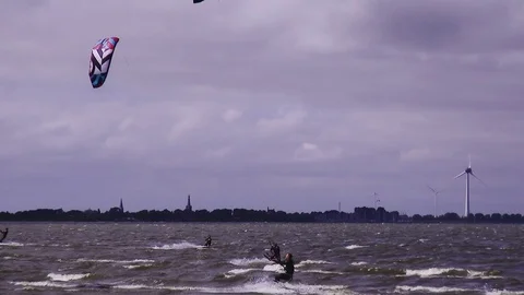 Kite surfen in strong wind Video stock 118572192