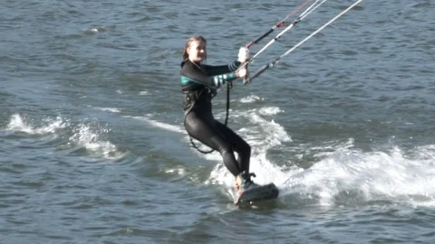 Kite Surfer Coming In To Shore Vídeos de archivo 76001491