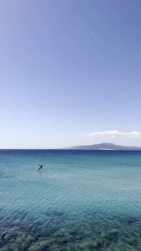 Kite surfer rides the waves in the sea Vídeo Stock 275084723