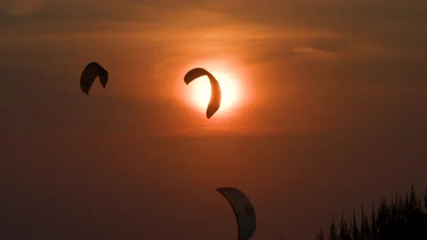 Kite surfer at sunset Vídeos de archivo 158497972