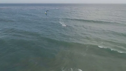 Kite Surfer takes on waves along the Pacific coast 動画素材 75334957