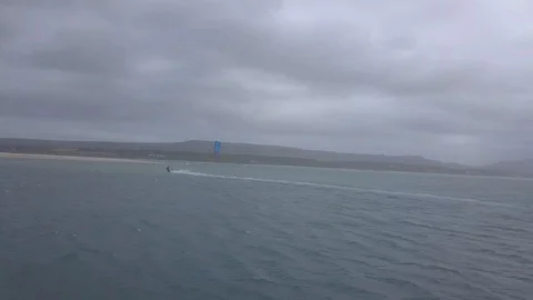 Kite Surfers On the beach Vidéo 104375750