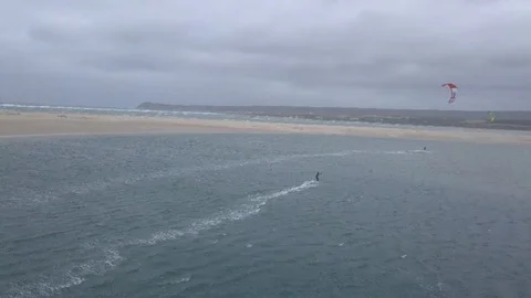 Kite Surfers On the beach Vidéo 104376128