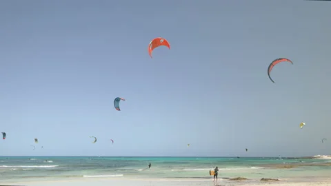 Kite surfers at Flag Beach Corralejo 库存影片 220146738