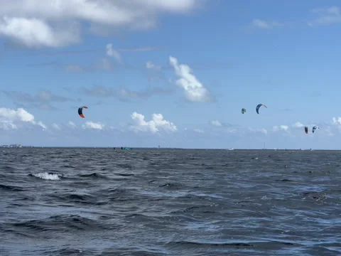 Kite surfers in miami 스톡 동영상 277913061