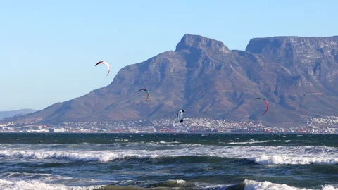 Kite surfers ride the waves in Cape Town 库存影片 340558191