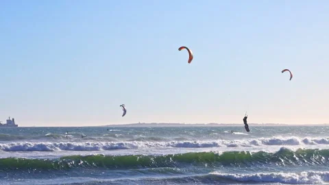 Kite surfers ride waves in Cape Town Stock-Footage 340558516