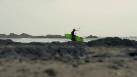 Kite surfers in slow motion with large waves Video stock 72485259