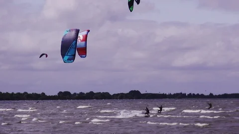 Kite surfing together Video stock 118572442