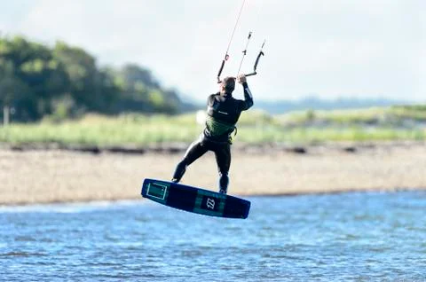 Kiteboarder off Buzzards Bay beach Foto stock