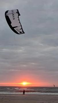 Kiteboarder at sunset Foto stock