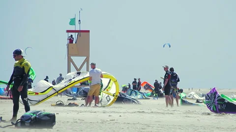 Kiters preparing kites on the beach Stock-Footage 55093964