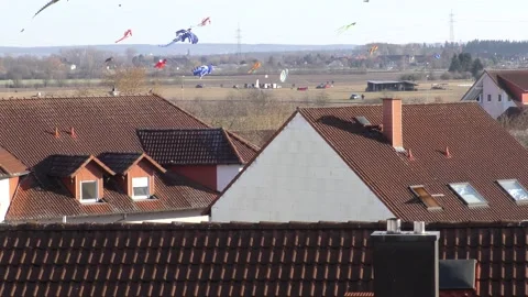 Kites soar high in the sky Vídeos de archivo 154583863