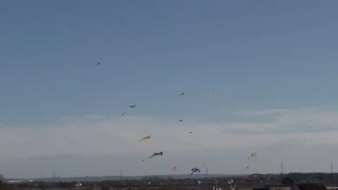 Kites soar high in the sky Vídeos de archivo 154774452