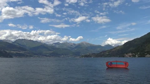 Kitesurf floatting on Lake Como Vídeo Stock 158488121