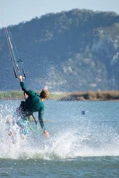 Kitesurfer athlete doing double backroll on air Foto stock
