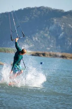 Kitesurfer athlete doing double backroll on air Foto stock