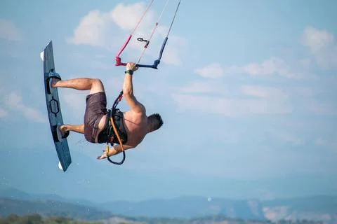 Kitesurfer athlete doing double backroll on air Foto stock