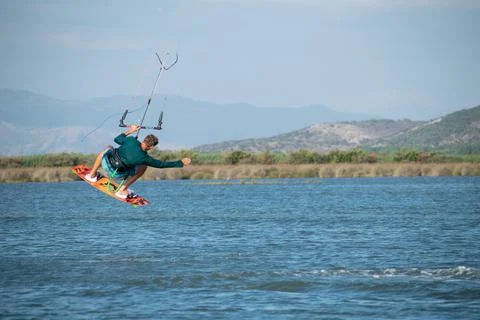 Kitesurfer athlete doing double backroll on air Foto stock