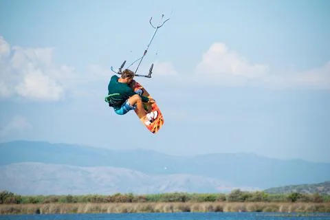 Kitesurfer athlete doing double backroll on air Foto stock