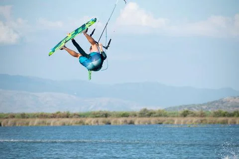 Kitesurfer athlete doing double backroll on air 스톡 사진