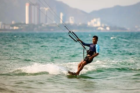 Kitesurfer Cutting Through Waves in Open Sea Foto stock