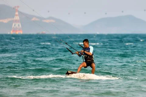 Kitesurfer Cutting Through Waves in Open Sea Foto stock