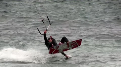 Kitesurfer does a 180 degrees turn in the air Видео 55015131