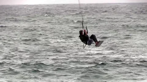 Kitesurfer does a 360 degree turn Vídeo Stock 55015134