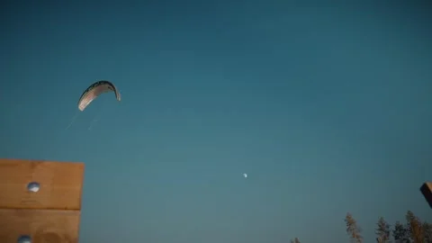 Kitesurfer practicing with kite on land, training for water sports. Slow motion Video stock 292868820