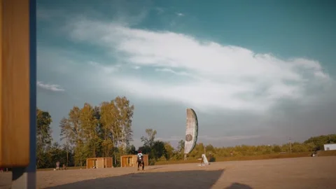 Kitesurfer practicing with kite on land, training for water sports. Slow motion Video stock 292868832