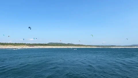 Kitesurfers in the Cabedelo beach 库存影片 340620813