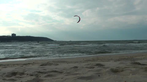 Kitesurfing on the beach, Sandy HOOK area. It was cloudy and chilly day, but som Stockbeeldmateriaal 56461665