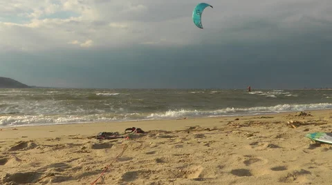 Kitesurfing on the beach, Sandy HOOK area. It was cloudy and chilly day, but som Stockbeeldmateriaal 56462163