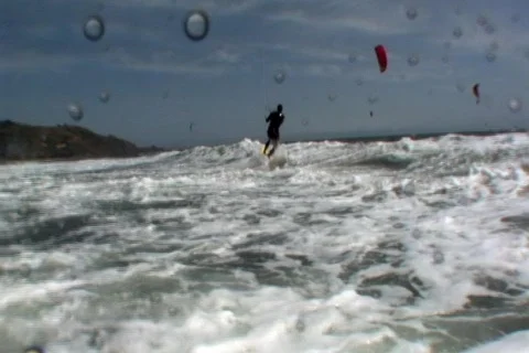 Kitesurfing off lip Stockbeeldmateriaal 124692