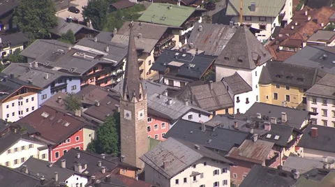 Kitzbühel clock tower and city reveal Stock Footage 36168230