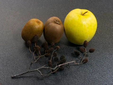 Kiwi and apple on the table Foto stock