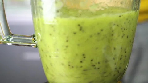 Kiwi in a blender Vídeo Stock 135517383