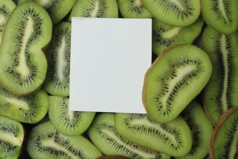Kiwi Copyspace with space for copyspace text. Green Background with Kiwi Frui 库存照片