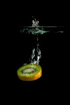 Kiwi fresh fruit slice fall underwater Foto stock